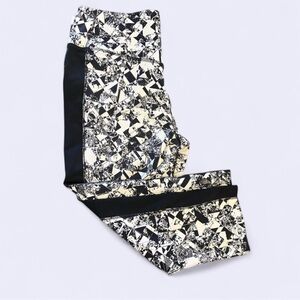 NIKE Dri-Fit Black and White Patterned Women's Running Capri Pants